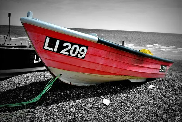 23-red-boat-beack-black-white