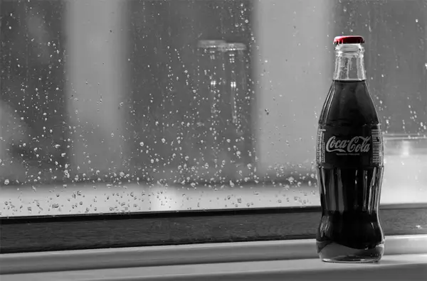 43-coca-cola-window-black-white-red