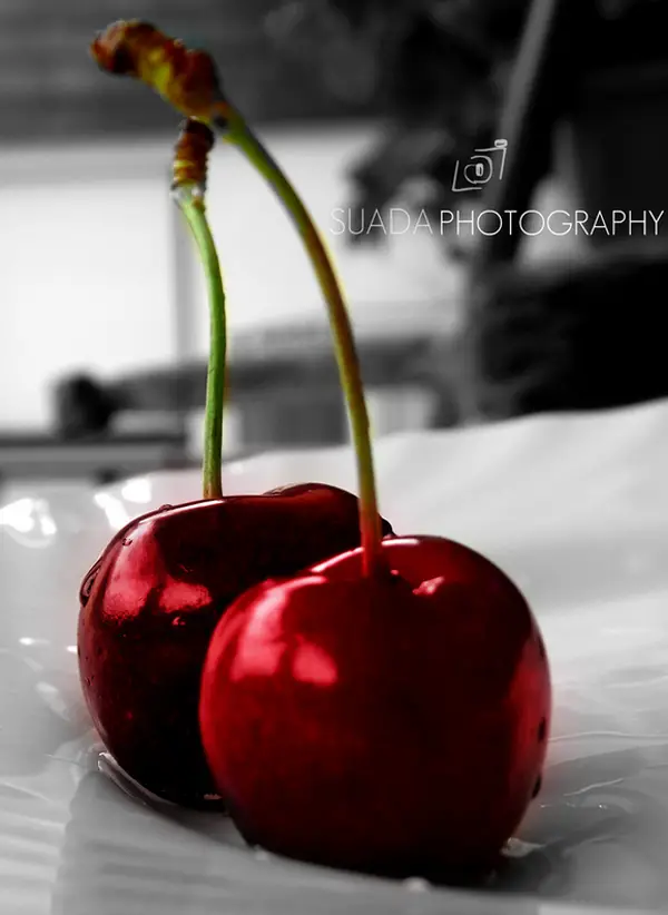 9-cherry-red-black-white-plate