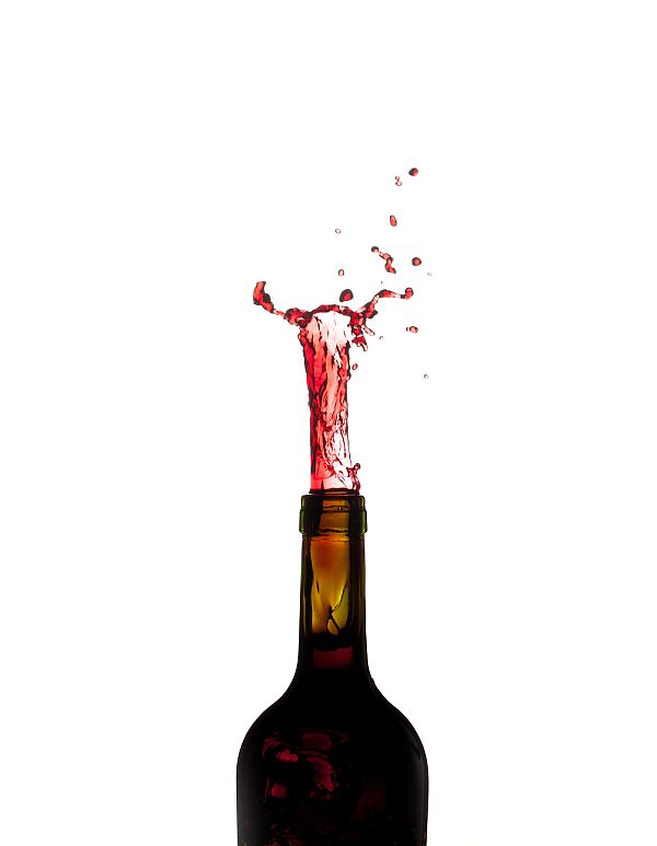 red wine pour bottle