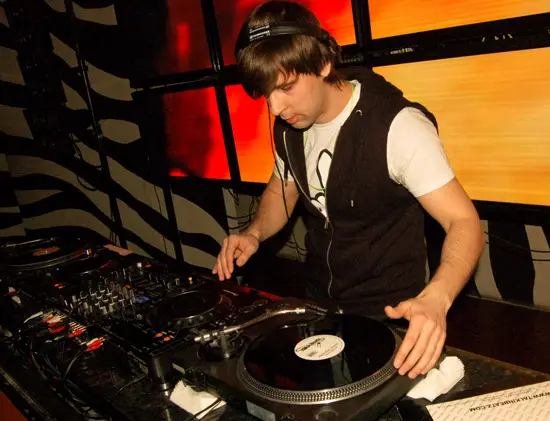 dj-playing-vinyl