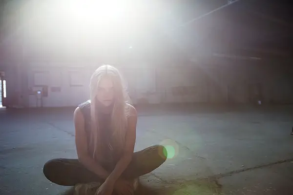 10-girl-backlight-sitting-floor