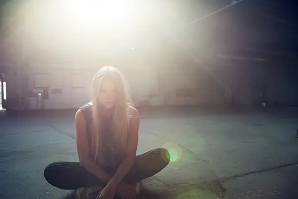 11-girl-backlight-sitting-floor