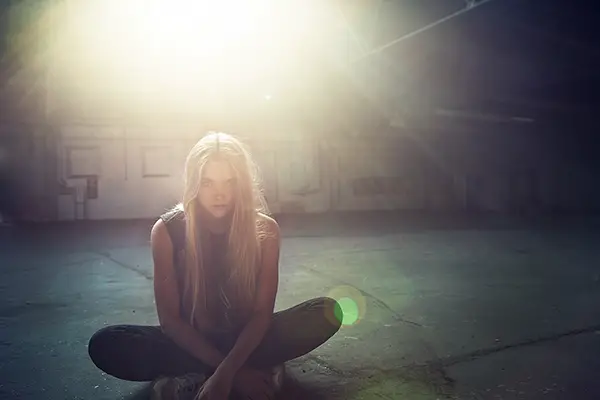 12-girl-backlight-sitting-floor-sunbeam