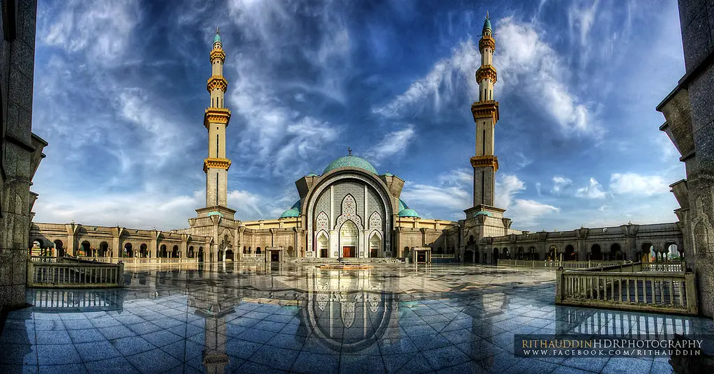 A well done HDR photograph, with all interesting surfaces exposed properly, without any overcooking. Photo by Misjad Wilayah.