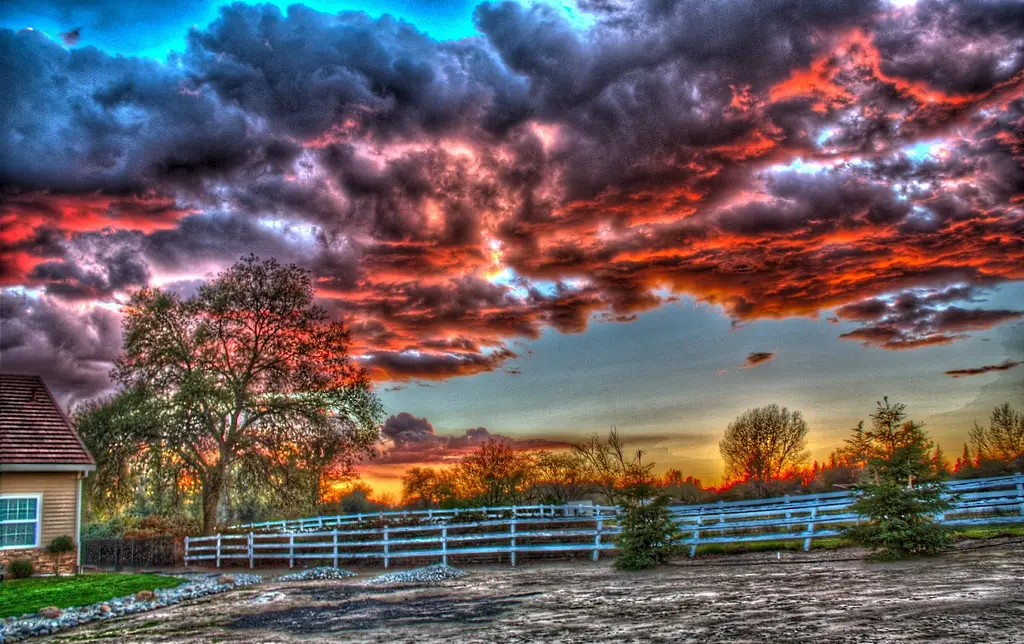 An unfortunate example of what happens when too much tonemapping is applied. Artifacts, halos and ugliness.