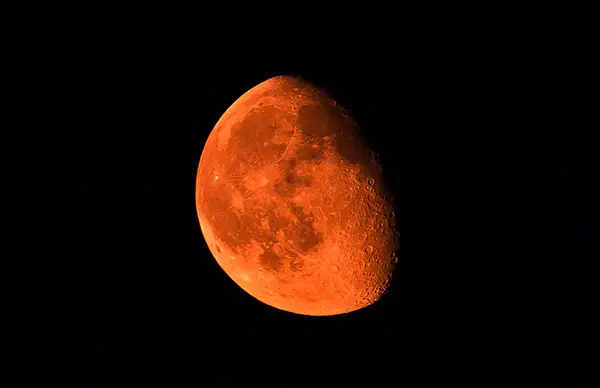 Every night, just one hour out of 24 is the optimal time for photographing the moon! Photo by Imtiaz Ahmed