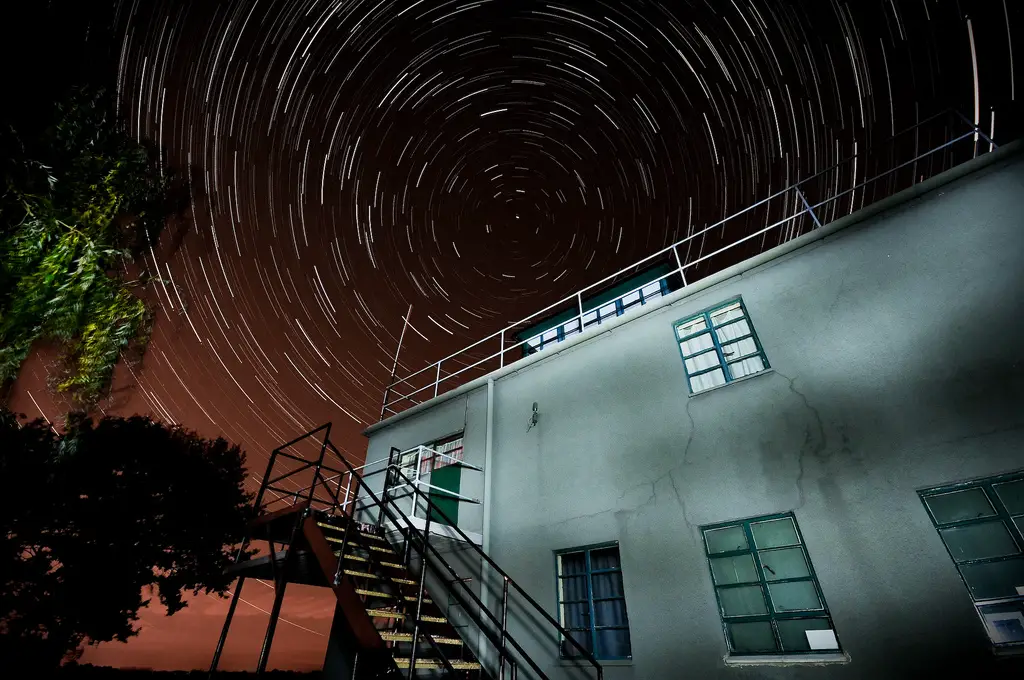 Here is another image that could have been great. Notice the tree top left? Out of focus, this draws the eyes away from the north star rotation and toward this ugly mess of green.. a shame, as this photograph could have been awesome.