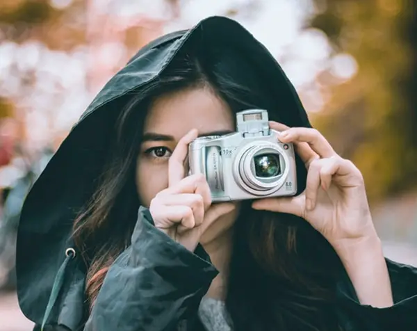 girl with extended lens