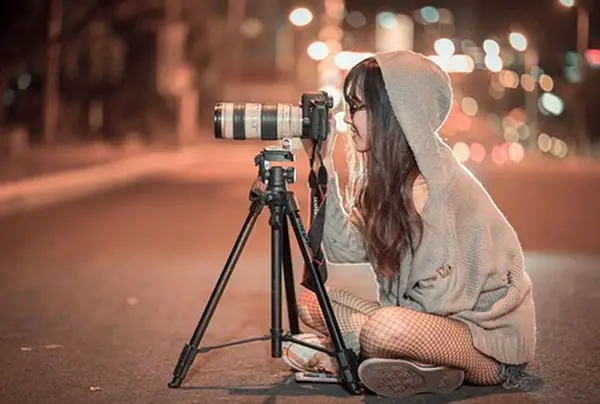 girl with camera with detachable lens