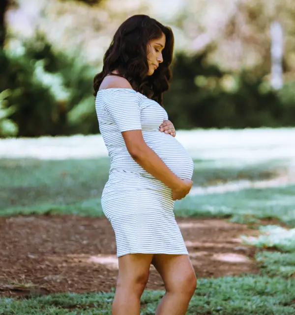 maternity photo of pregnant woman
