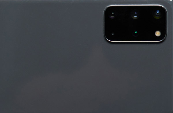 Smartphone with multiple cameras